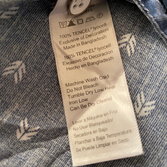 Zach’s Girlfriend Blue S/S Chambray Blouse with Arrow/Chevron pattern. Size S. - Picture 6 of 6